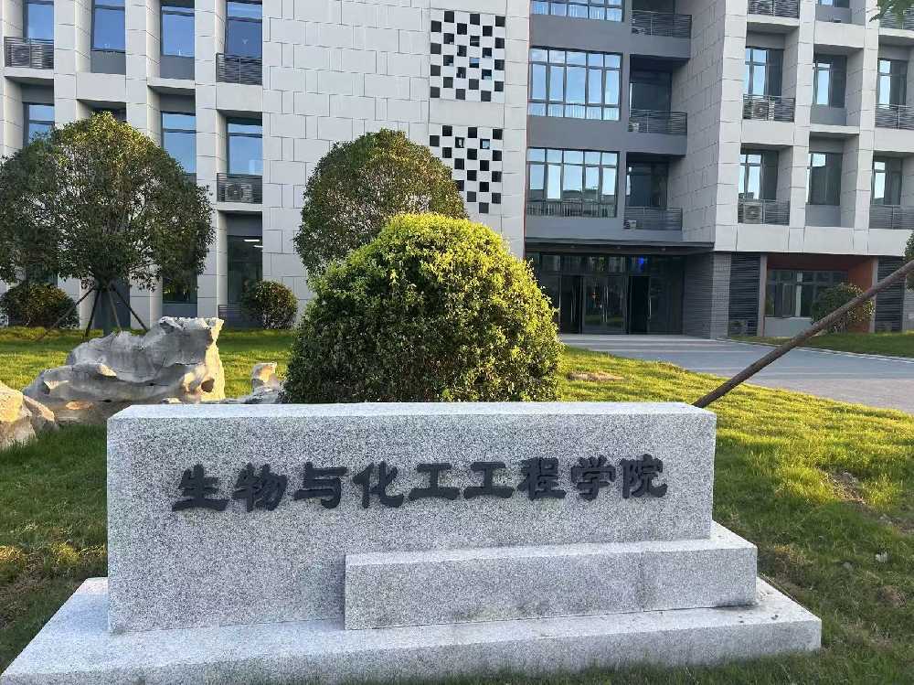 平邑县扬州职业大学体育场高杆灯项目